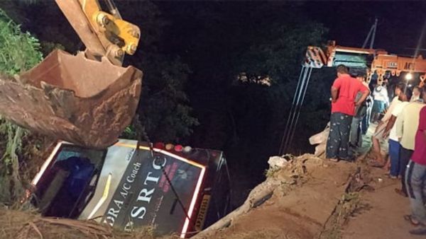 ఘోర రోడ్డు ప్రమాదం: సాగర్ కాల్వలోకి దూసుకెళ్లిన ఆర్టీసీ బస్సు, పెళ్లి బృందంలో ఏడుగురు మృతి
