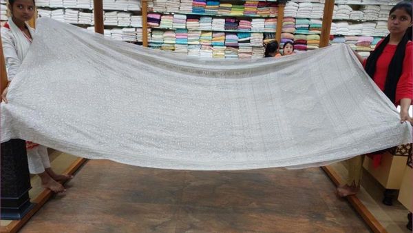 Saree: రూ.21 లక్షల చీరను చూశారా.. ఈ డబ్బుతో పెళ్లి కూడా చెయ్యొచ్చు..!