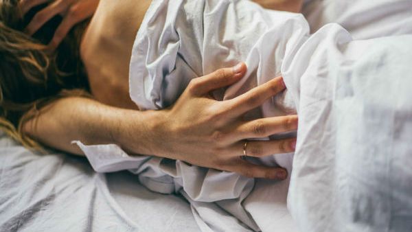 ఆంటీతో అక్రమ సంబంధం, ఫ్రెండ్స్ తో ఆంటీని ఎంజాయ్ చేసి ఏం చేశాడంటే?