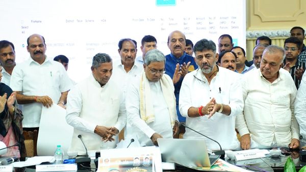 బటన్ నొక్కి.. నిధులను విడుదల చేసిన సిద్ధరామయ్య..!!