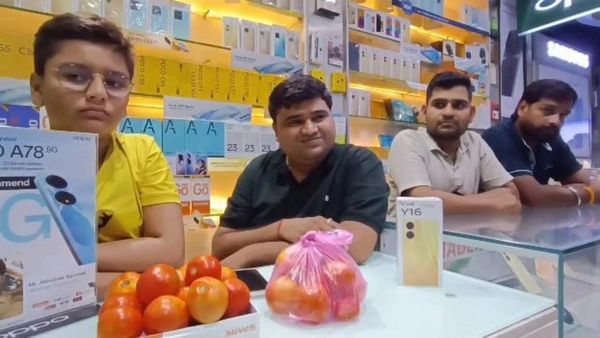 Smart Phone With Tomatos: స్మార్ట్ ఫోన్ కొంటే రెండు కిలోల టమాటాలు ఫ్రీ..