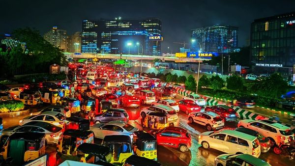 హైదరాబాద్ ఐటీ ఉద్యోగులకు అలర్ట్: స్పెషల్ లాగౌట్ మరో రెండు వారాలు పొడిగింపు