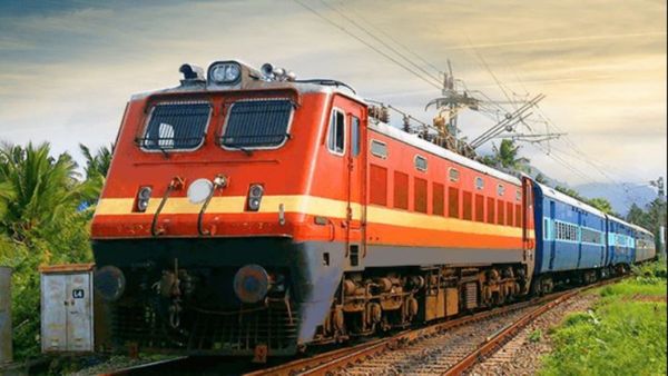 తెలుగు రాష్ట్రాల్లో ప్రధాన రైళ్లకు హాల్టులు - టైమింగ్స్ , ఎక్కడెక్కడ..!!