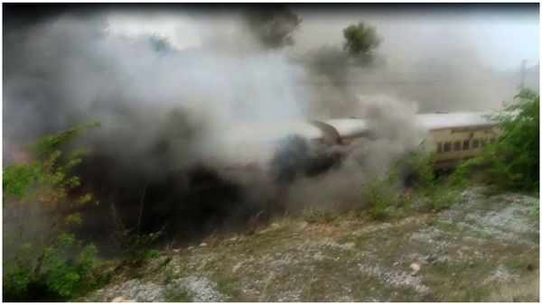 Breaking: ఫలక్‌నుమా ఎక్స్ ప్రెస్ లో మంటలు; తగలబడుతున్న బోగీలు!!