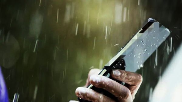 వర్షంలో మొబైల్ ఫోన్ తడిసిందా? వెంటనే ఇవి చేయొద్దు!