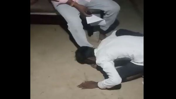 వైరల్ వీడియో- చెప్పులు నాకించుకున్న లైన్‌మెన్