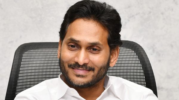 వైజాగ్ లో ఇళ్లకు డిసెంబర్ డెడ్ లైన్-అమరావతిలో కుట్రల్ని తిప్పికొట్టండి-జగన్ ఆదేశాలు..