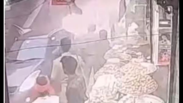 బృందావనంలో విషాదం: భవన బాల్కనీ కూలి పడటంతో ఐదుగురు మృతి