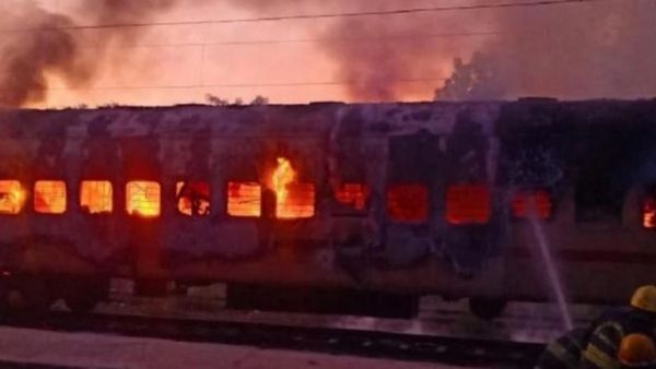 టూరిస్ట్ రైలులో భారీగా ఎగిసిన మంటలు: 10 మంది మృతి, 20 మందికి గాయాలు, ప్రమాదానికి కారణం ఇదే