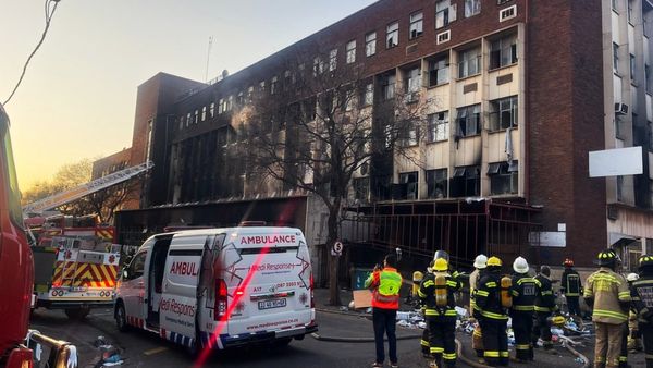 భవనాన్ని క్షణాల్లో చుట్టుముట్టిన మంటలు-55 మంది అగ్నికి ఆహుతి..