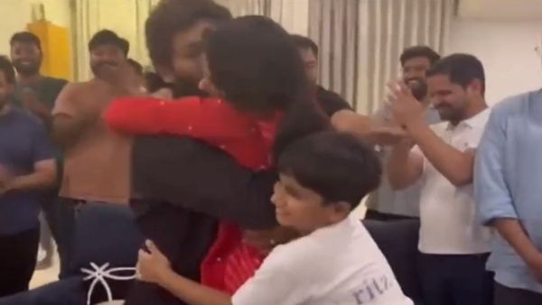 అవార్డు వచ్చిన ఆనంద క్షణాలు: భార్యా బిడ్డలతో `పుష్ప` స్టైల్‌లో..!!