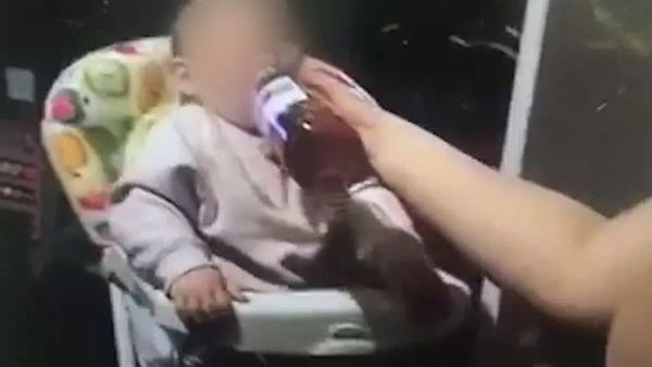 కారులో లిక్కర్ తాగిన తల్లి, పాప ఏడుస్తోందని బిడ్డకు కూడా వైన్ తాగించి షాపింగ్ !