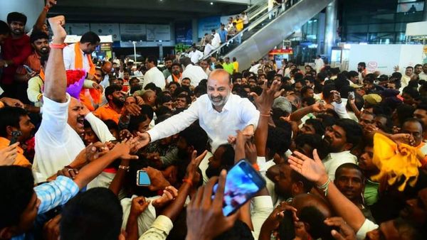 Bandi Sanjay: బండి సంజయ్‍కు ఘనస్వాగతం పలికిన కార్యకర్తలు..