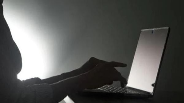 హలో నేను డీసీపీ, టెక్కీ బ్యాంక్ అకౌంట్ లో తేడాలు, విదేశాల్లో ఏం చేశావు ?