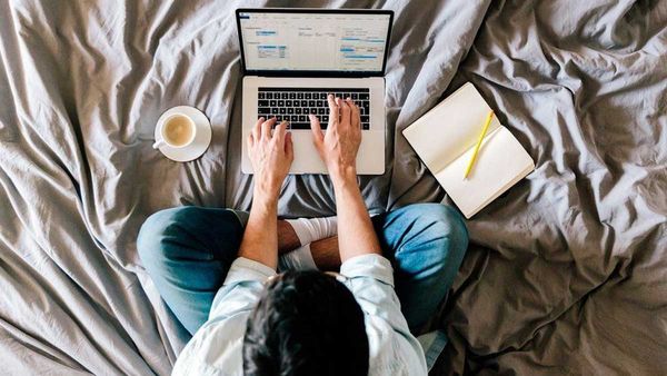 బ్యాంకులో ఉద్యోగాలు, కిలాడీ లేడీస్ ఏం చేశారంటే, తల్లి అకౌంట్ కు రూ. కోట్లు బదిలి!