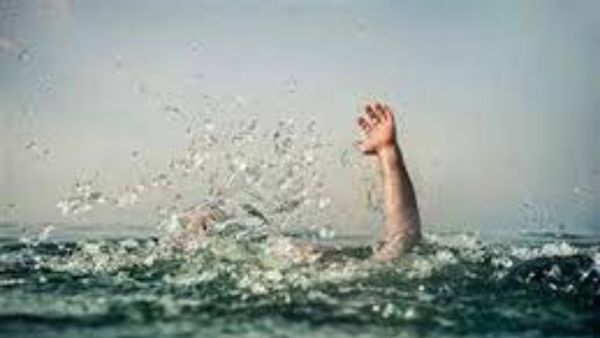 సముద్రంలో పడవ బోల్తా: తల్లితో సహా ఇద్దరు పిల్లలు గల్లంతు