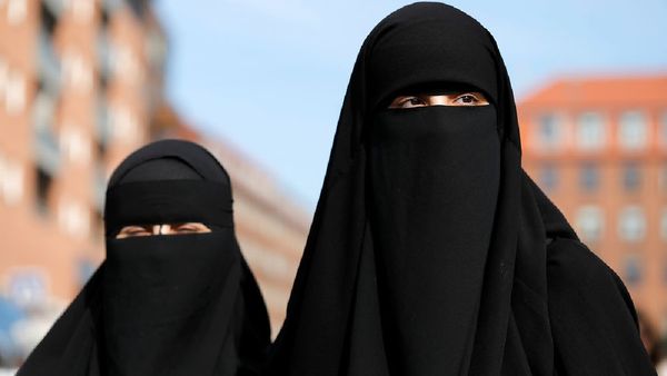 విదేశాల్లో ఎంబీబీఎస్ చెయ్యరా అంటే వీడు ఏం చేశాడంటే ?, బురఖా అమ్మాయితో !