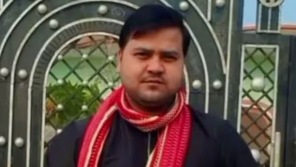 నమాజ్ కోసం బస్సు నిలిపిన కండెక్టర్, సస్పెండ్ చెయ్యడంతో ఏం చేశాడంటే?