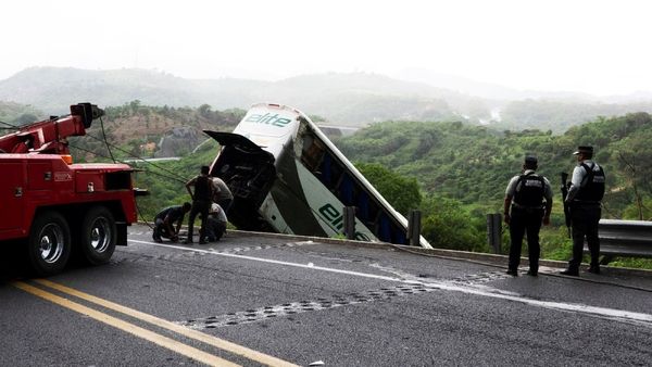 Mexico Bus Crash: మెక్సికోలో ఘోర బస్సు ప్రమాదం.. ఆరుగురు భారతీయులు మృతి..