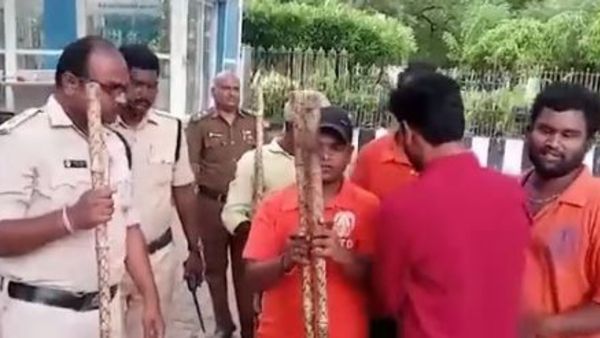 వీడియో: తిరుమల శ్రీవారి భక్తుల కోసం కర్రలొచ్చేశాయ్..!