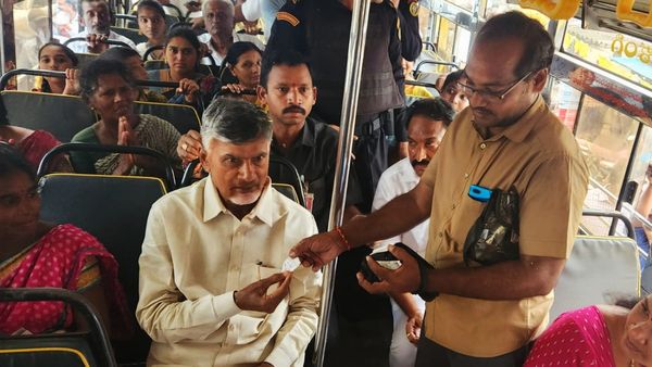 APSRTC బస్సులో చంద్రబాబు ప్రయాణం-ప్రయాణికులతో చిట్ చాట్..