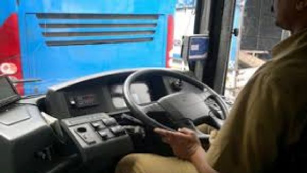 డ్రైవర్ నిర్లక్షం, డోర్ లో ఉన్న కండెక్టర్ ఏమయ్యాడంటే ?, క్షణంలో అంతా !