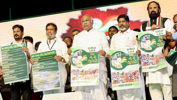 తెలంగాణ కాంగ్రెస్ డిక్లరేషన్: ఎస్సీ-18, ఎస్టీ-12 శాతం రిజర్వేషన్లు: 12 హామీలతో..