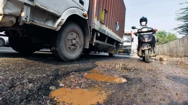 Hyderabad: రోడ్డుపై గుంతకు మరో ప్రాణం బలి.. చికిత్స పొందుతూ వైష్ణవి మృతి..