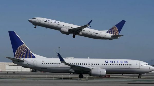 ఎదురెదురుగా వచ్చేసిన రెండు భారీ విమానాలు-తృటిలో తప్పిన ప్రమాదం-300 మంది సేఫ్..