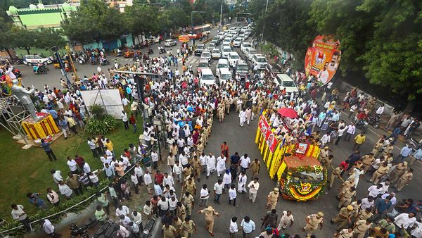 ప్రజా గాయకుడికి కన్నీటి వీడ్కోలు: అధికార లాంఛనాలతో ముగిసిన గద్దర్ అంత్యక్రియలు
