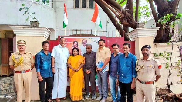 హర్ ఘర్ తిరంగా: చెన్నైలో గవర్నర్ తమిళిసై- ఇంటిపై జాతీయ జెండా రెపరెపలు