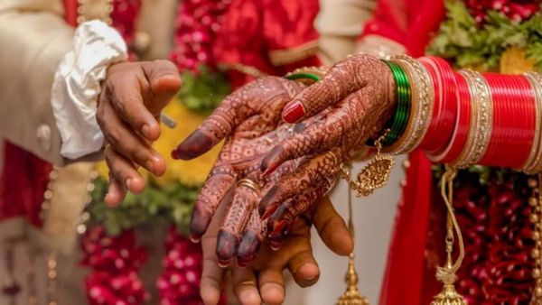 పెళ్లి కూతురు వయసులో పెద్దది, పెళ్లి కొడుకు ఏం చేశాడంటే ? షాక్ !