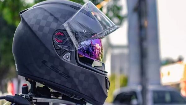 నా హెల్మెట్ చోరీ అయ్యింది, వెతికిపెట్టండి, కేసు పెట్టిన మహానుభావుడు !