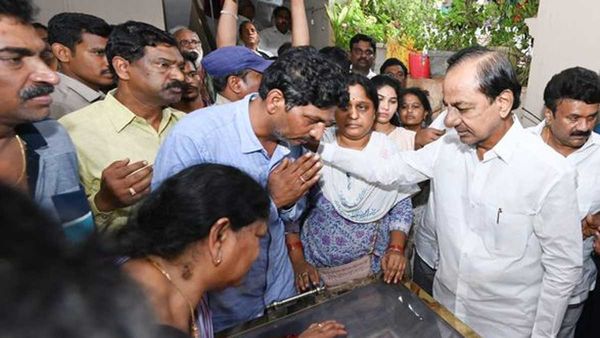 గద్దర్ పార్థీవదేహానికి నివాళులర్పించిన సీఎం కేసీఆర్, కుటుంబసభ్యులకు ఓదార్పు