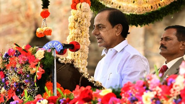 చరిత్ర సృష్టించాం, ఆదర్శంగా నిలిచాం: గోల్కొండ కోటపై జెండా ఎగురవేసిన కేసీఆర్