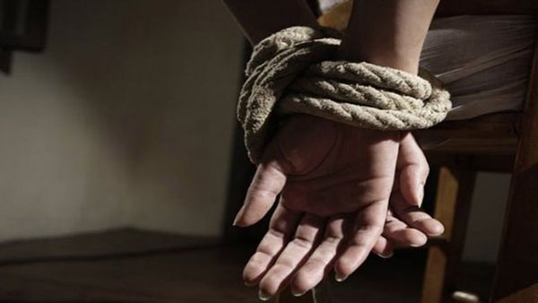 ముస్లీం విద్యార్థిని కిడ్నాప్ చేసి అపార్ట్ మెంట్ లో ఏం చేశారంటే ?, లీడర్ కొడుకు డీల్ తో!