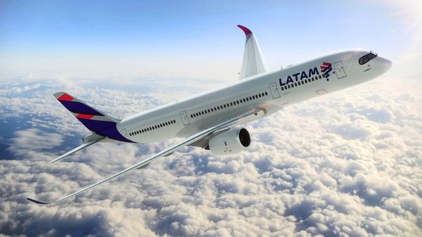 LATAM Airlines: విమానం గాల్లో ఉండగా బాత్ రూమ్‍లో కుప్పకూలిన పైలట్..