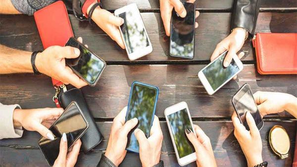 Mobile phones Ban : ఏపీ స్కూళ్లలో సెల్ ఫోన్ నిషేధం- విద్యార్ధులకు పూర్తిగా.. టీచర్లకు ఇలా..