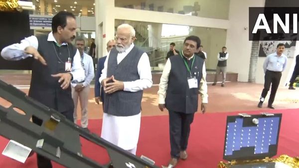 Chandrayaan-3: ఇస్రో చీఫ్ సోమనాథ్ భుజం తట్టిన ప్రధాని మోడీ, ప్రయోగం ఇలా జరిగింది