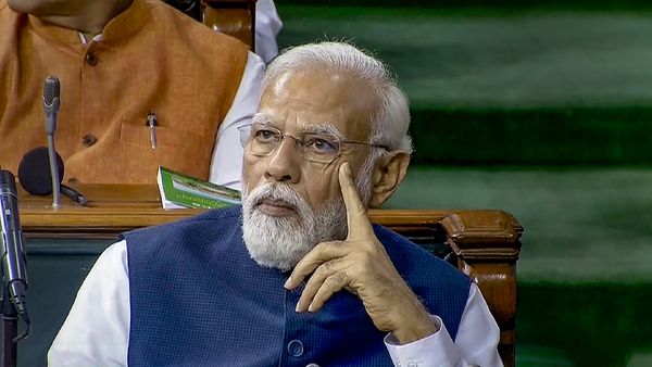 ఇదెక్కడి అవిశ్వాసం: లైట్‌గా తీసుకున్న మోదీ: సోషల్ మీడియా కామెంట్స్ ప్రస్తావన..!!