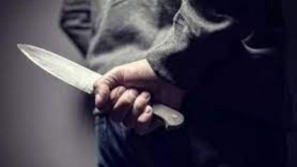 భార్యను కొడవలితో నరికి స్పాట్ లో చంపి విషం తాగేశాడు. కూతర్లకు పెళ్లి చేసి !