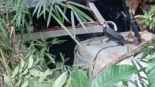 లోయలో పడిపోయిన జీపు, 9 మది అమాయకుల బలి, రాహుల్ గాంధీ ఏరియాలో !