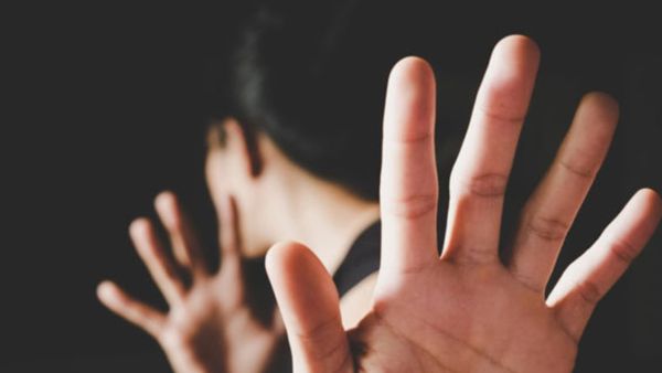 రేప్ కేసు పెట్టడానికి వెళ్లిన యువతిని లైంగిక వేధింపులకు గురి చేసిన ఎస్ఐ !