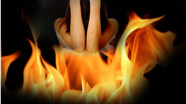 మహిళ దారుణ హత్య - ఒంటిపై పెట్రోల్ పోసి నిప్పంటించి..!!