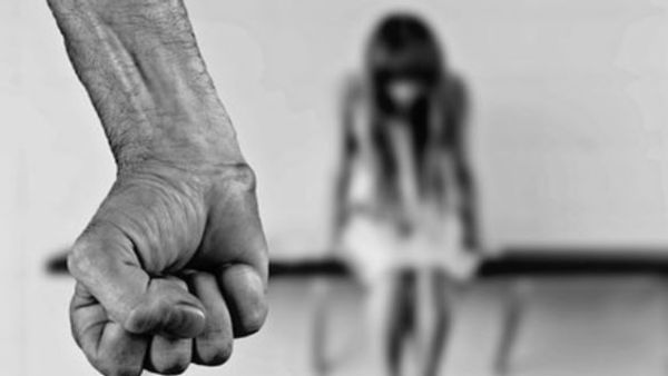 తెలంగాణ టాప్ లీడర్ పై రేప్ కేసు పెట్టిన ఐటీ హబ్ పోలీసులు, హోటల్ లో లేడీని !