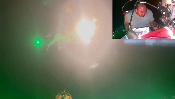 ALH-3: కారుచీకట్లలో ఆపరేషన్.. సముద్రంలోకి వెళ్లి బాధితుడిని కాపాడిన భారత కోస్ట్ గార్డ్..