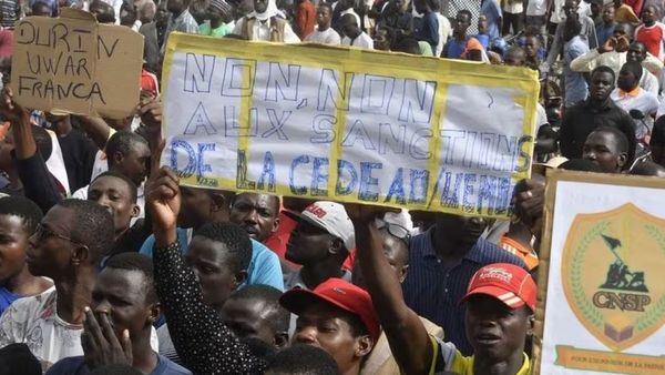 Niger: నైగర్‍లో ఉన్న భారతీయులు వెంటనే దేశాన్ని విడాలి.. విదేశాంగ శాఖ హెచ్చరిక..