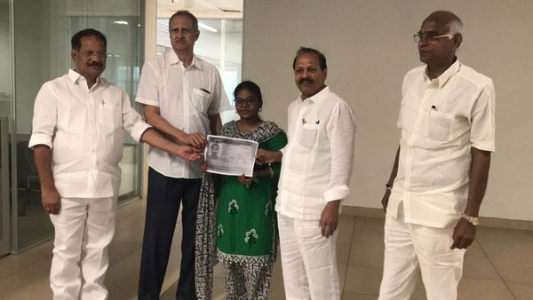 అమెరికాలో ఎంఎస్ కోసం వెళ్తున్న పేద విద్యార్థినికి ఎన్నారై టీడీపీ సెల్ సాయం