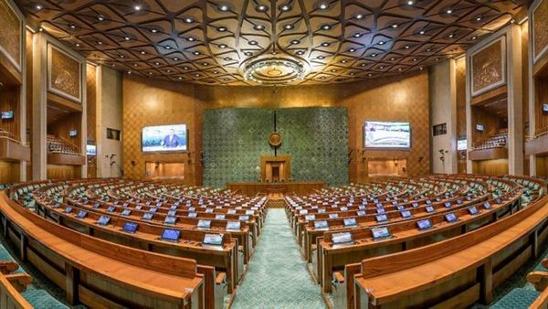 18 ఏళ్లకే ఎన్నికల్లో పోటీకి అవకాశం ? కేంద్రానికి సిఫార్సు! ఈసీ అభ్యంతరం?