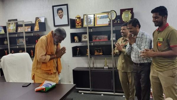 వారికి శిరస్సు వంచి నమస్కరించిన మంత్రి పెద్దిరెడ్డి
